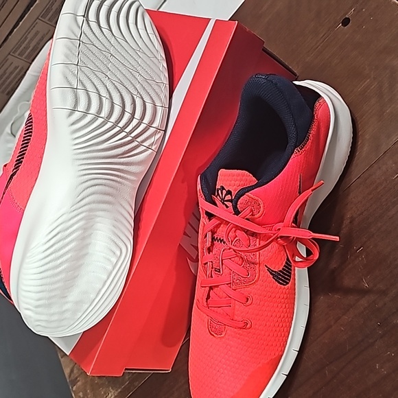 Nike - Picture 3 of 4